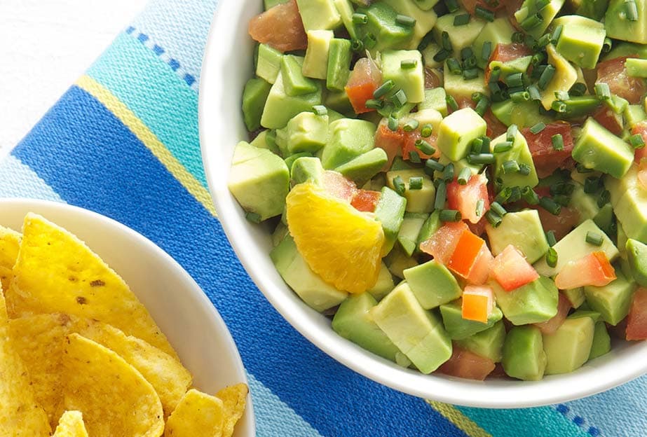 Ensalada de palta y tomate con dip de atún y queso crema