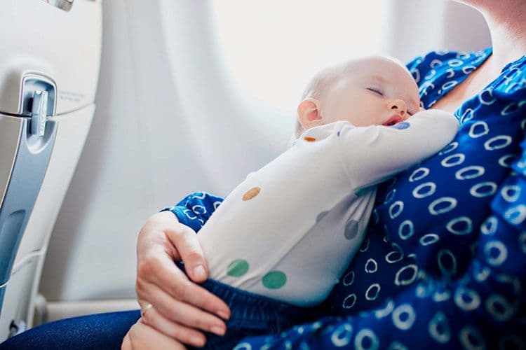 Viajar en avión con tu bebé: consejos clave para un vuelo tranquilo