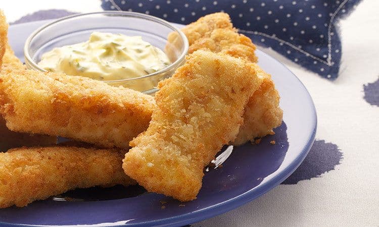 Bastoncitos de pescado con salsa tártara