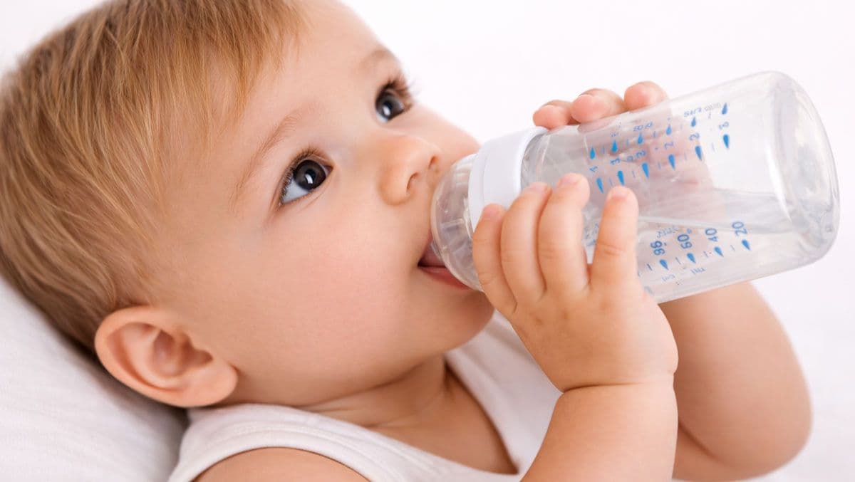 Hace calor: ¿hay que darle agua al bebé?