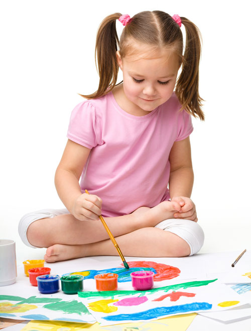 Nena pintando